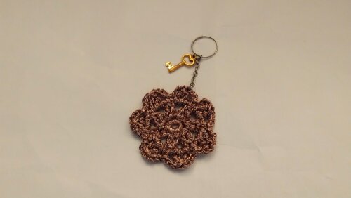 Chaveiro em crochê com pingente Chave