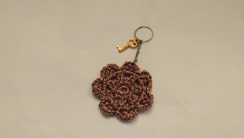 Chaveiro em crochê com pingente Chave
