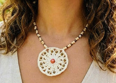 Colar em tom natural com Mandala em crochê