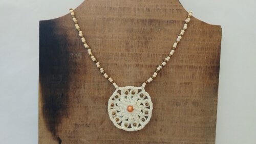 Colar em tom natural com Mandala em crochê
