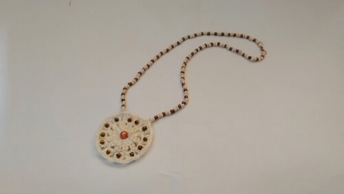 Colar em tom natural com Mandala em crochê