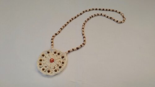Colar em tom natural com Mandala em crochê
