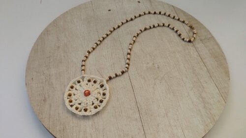 Colar em tom natural com Mandala em crochê