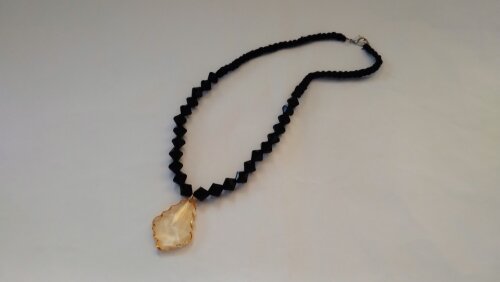 Colar de crochê com contas pretas e pingente Âmbar