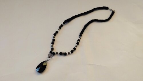 Colar com pingente preto