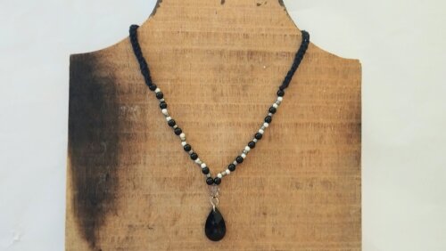 Colar com pingente preto