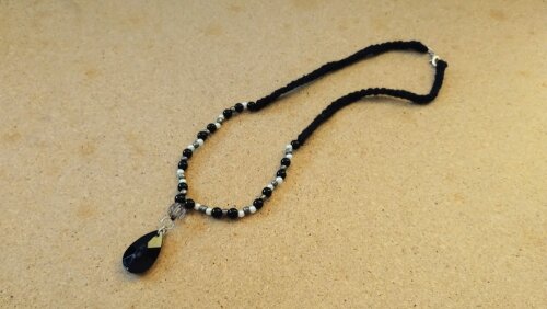 Colar com pingente preto