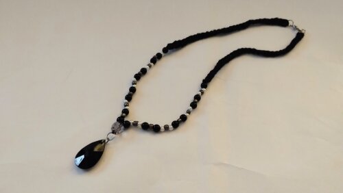 Colar com pingente preto