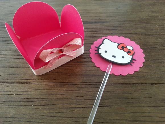 Kit 20un - Forminha + Topper Hello Kitty