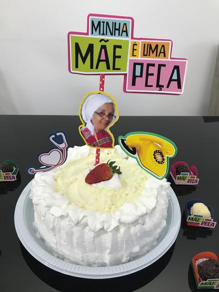 KIT Topo de bolo e Forminhas - Minha mãe é uma peça