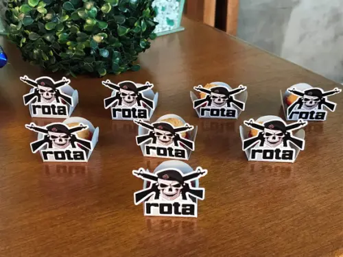 KIT Topo de bolo e Forminhas - Minha mãe é uma peça
