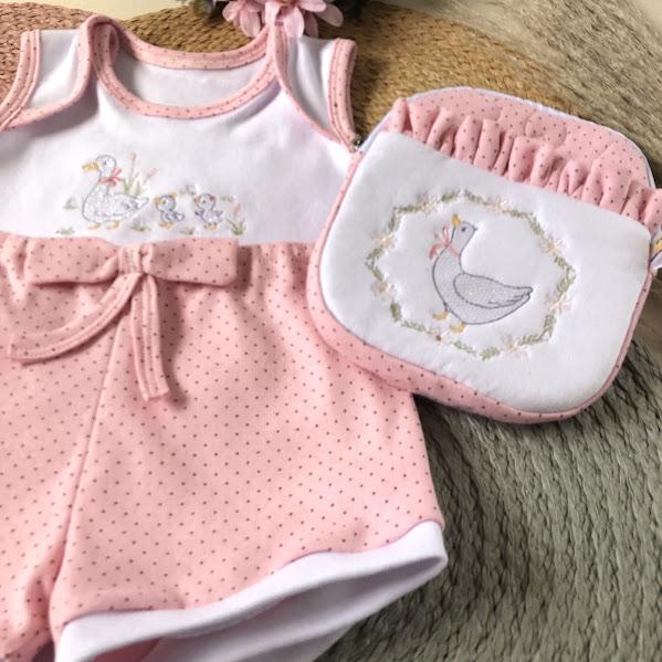 Kit Bebê Bordado – Body + Short + Bolsinha | Tamanho M (3 a 6 