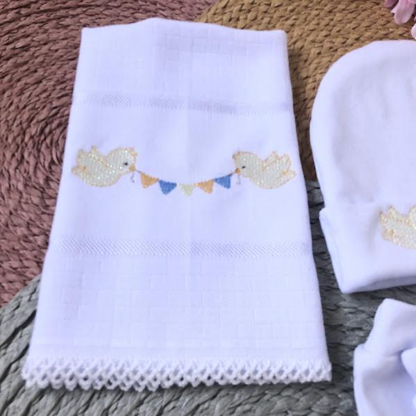Kit Enxoval Bebê P – Jardineira, Camisa, Touca, Luvas e Fralda