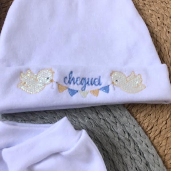 Kit Enxoval Bebê P – Jardineira, Camisa, Touca, Luvas e Fralda