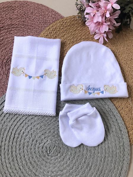 Kit Enxoval Bebê P – Jardineira, Camisa, Touca, Luvas e Fralda