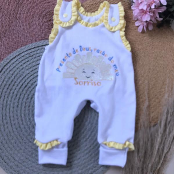 Kit Enxoval Bebê P – Jardineira, Camisa, Touca, Luvas e Fralda