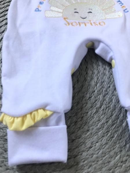 Kit Enxoval Bebê P – Jardineira, Camisa, Touca, Luvas e Fralda