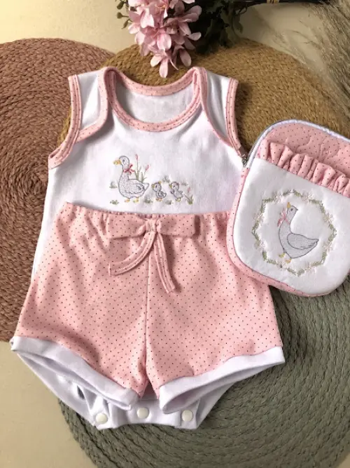 Kit Bebê Bordado – Body + Short + Bolsinha | Tamanho M (3 a 6 meses)