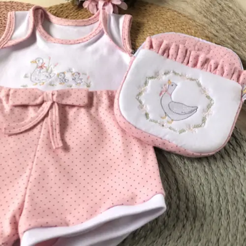 Kit Bebê Bordado – Body + Short + Bolsinha | Tamanho M (3 a 6 