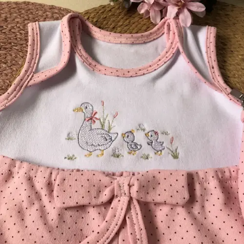 Kit Bebê Bordado – Body + Short + Bolsinha | Tamanho M (3 a 6 