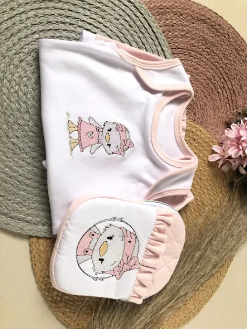 Kit Bebê Bordado – Body + Short + Bolsinha | Tamanho M (3 a 6 