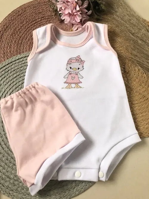 Kit Bebê Bordado – Body + Short + Bolsinha | Tamanho M (3 a 6 
