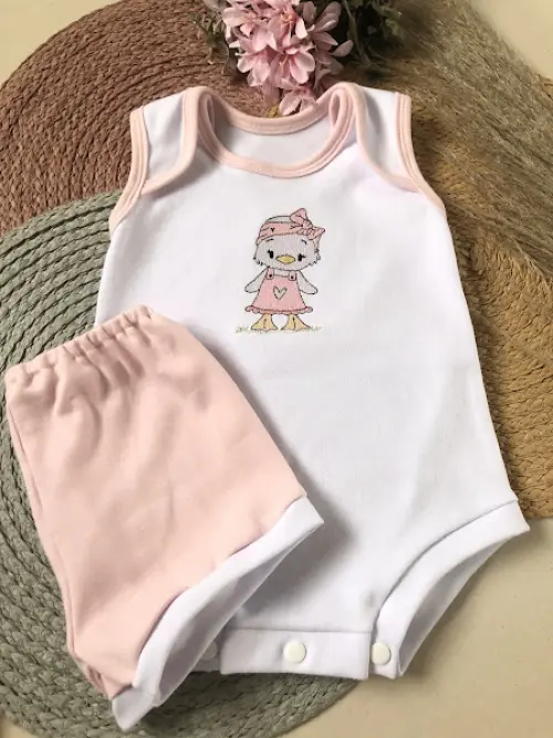 Kit Bebê Bordado – Body + Short + Bolsinha | Tamanho M (3 a 6 meses)