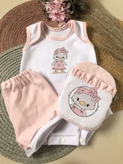Kit Bebê Bordado – Body + Short + Bolsinha | Tamanho M (3 a 6 