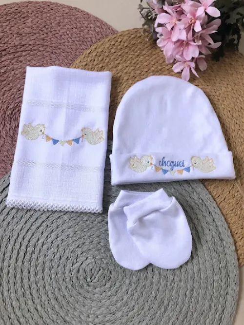 Kit Enxoval Bebê P – Jardineira, Camisa, Touca, Luvas e Fralda