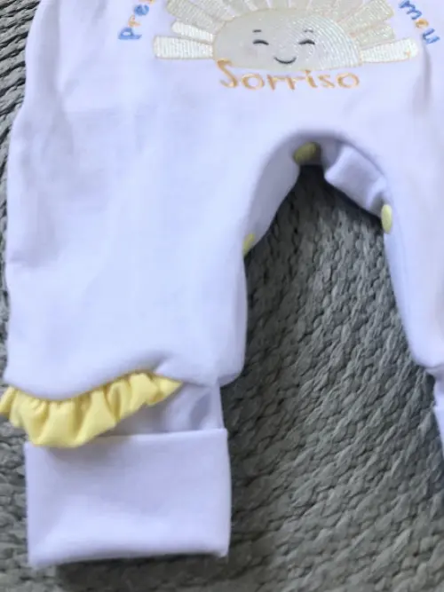 Kit Enxoval Bebê P – Jardineira, Camisa, Touca, Luvas e Fralda