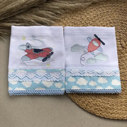 Kit com 2 Fraldas de Boca Bordadas - Aviõezinhos | Mabber