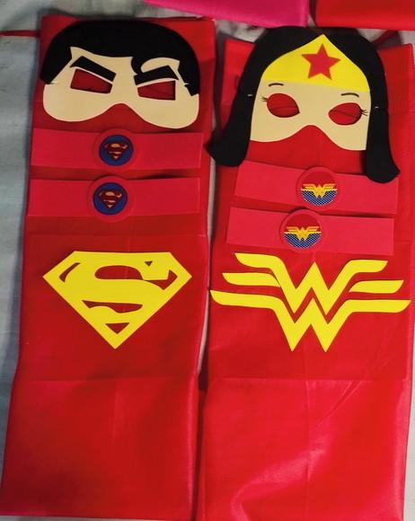Kit Lembrancinha c/ Capa Máscara e Bracelete Liga da Justiça