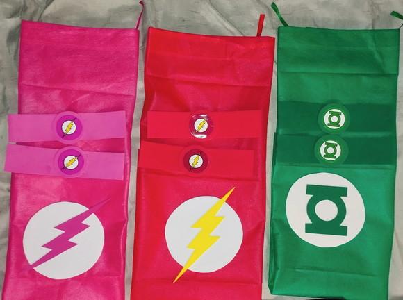 Kit Lembrancinha com Capa e Bracelete Liga da Justiça