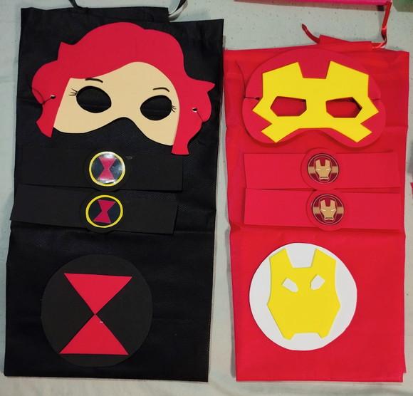 Kit Lembrancinha Vingadores com Capa Máscara e Braceletes