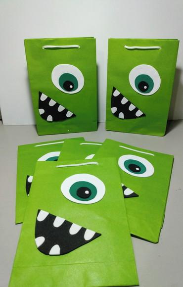 Sacolas de Papel com Eva Monstros S.a.