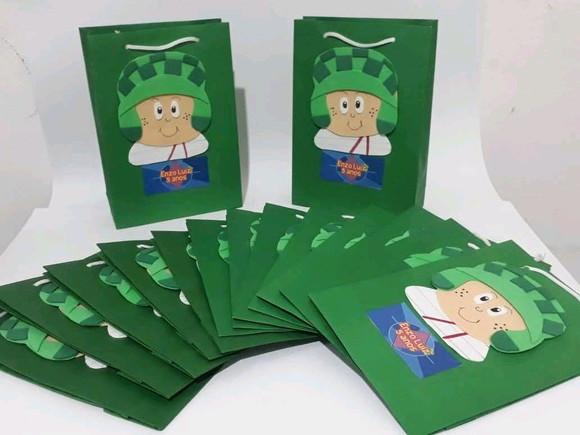 Sacolas de papel com eva Turma do Chaves.