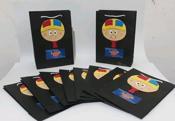 Sacolas de papel com eva Turma do Chaves.
