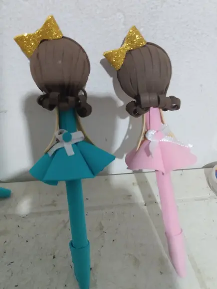 CANETA DECORADA COM BONECA FOFUCHA DE EVA
