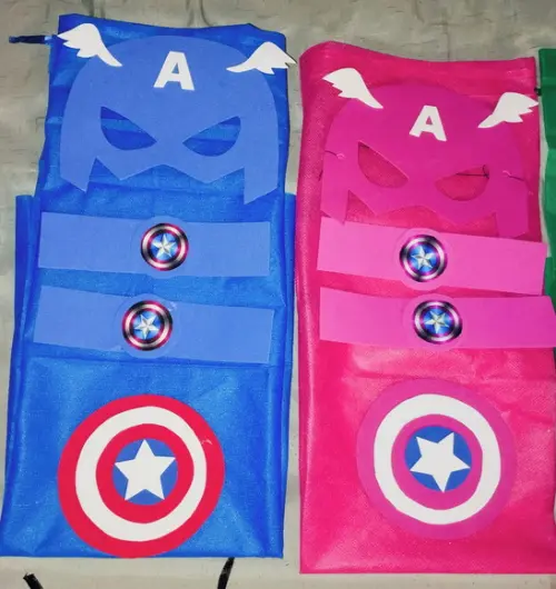 Kit Lembrancinha Vingadores com Capa Máscara e Braceletes