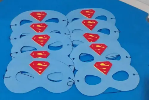 Máscaras Super Homem/super Girl em Eva Lembrancinha