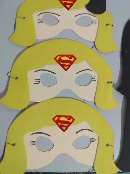 Máscaras Super Homem/super Girl em Eva Lembrancinha