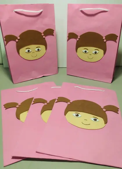 Sacolas de Papel com Eva Monstros S.a.