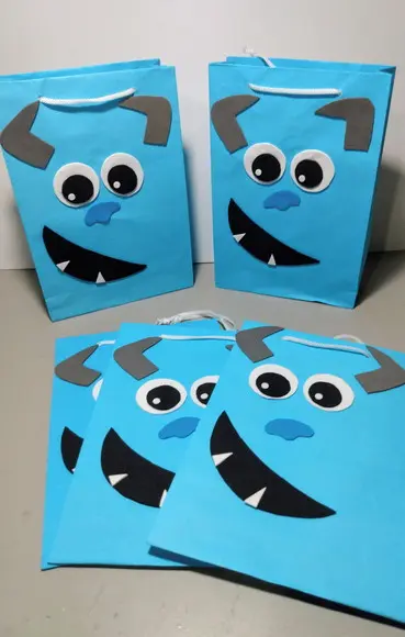 Sacolas de Papel com Eva Monstros S.a.