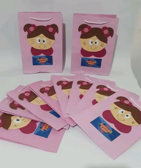 Sacolas de papel com eva Turma do Chaves.