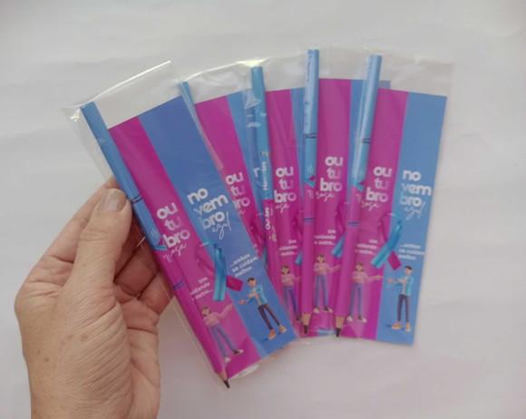 Marcador de Livro + Lápis Outubro Rosa e Novembro Azul