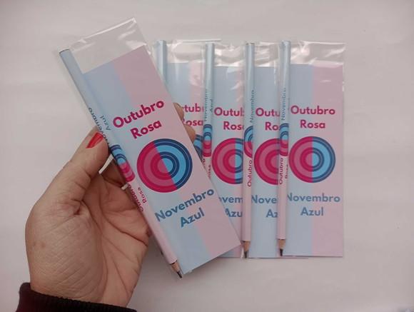 Marcador de Livro + Lápis Outubro Rosa e Novembro Azul