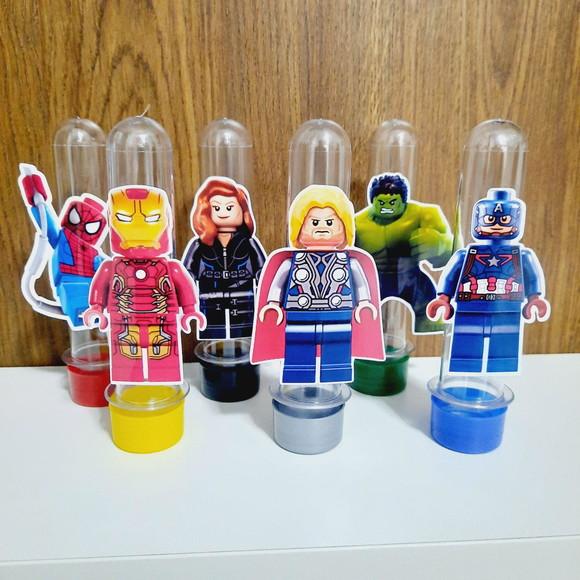 20 Tubetes com Aplique Lego Marvel, tampa plástico