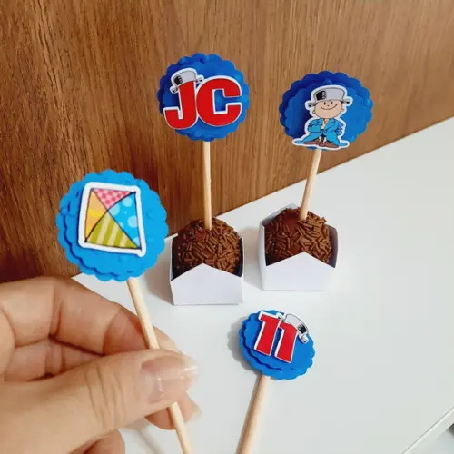 30 toppers 3D Menino Maluquinho, com palitinho