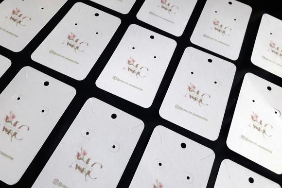 100 Tag P Brinco e Colar Branco Fundo Branco ou Clarinho C01