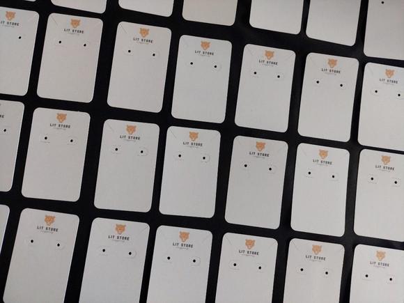 100 Tag P Brinco e Colar Branco Fundo Branco ou Clarinho C01